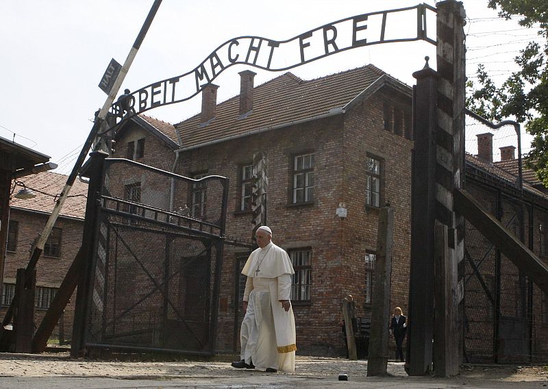 El papa Francisco cruza la puerta del campo de concentración de Auschwitz