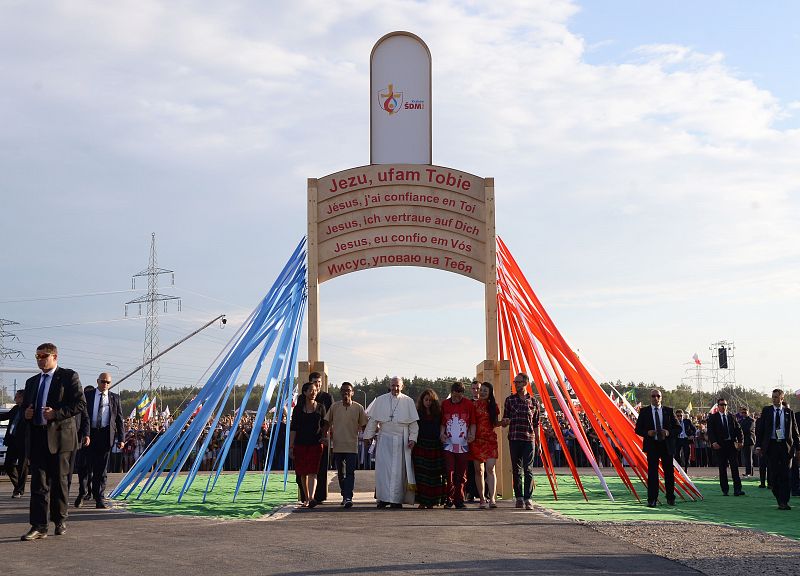 El papa cruza con seis jóvenes una simbólica Puerta Santa