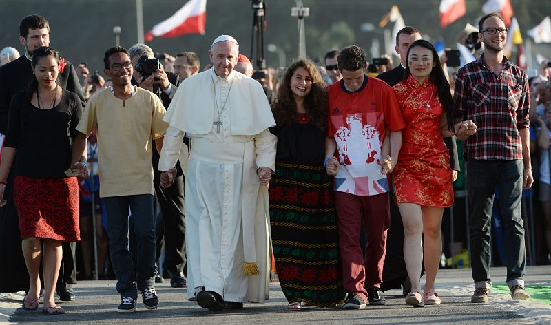 El papa atraviesa la "Puerta de la Misericordia" antes de iniciar la vigilia con los jóvenes