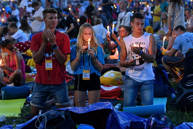 El papa pide a los jóvenes que abandonen la "sofá-felicidad"