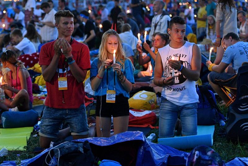 El papa pide a los jóvenes que abandonen la "sofá-felicidad"