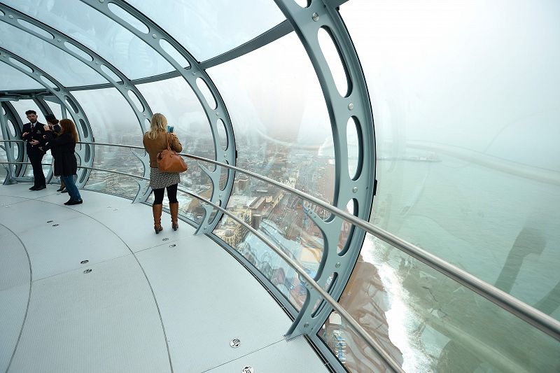 Vista desde el interior del British Airways i360 Observation Tower, el mirador panorámico de 132 metros de altura que se ha convertido en la nueva atracción de la ciudad británica de Brighton.