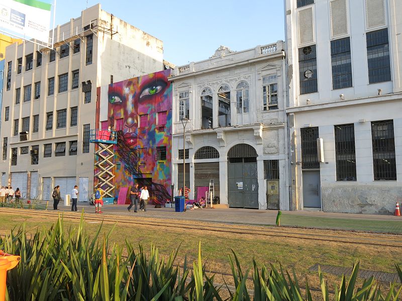 En algunas zonas todavía se puede ver cómo los artistas callejeros siguen con su trabajo en los murales.