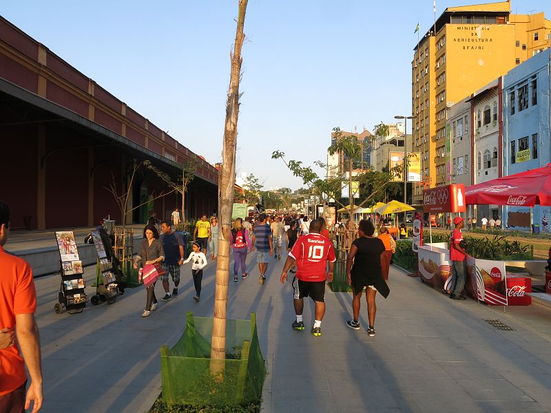 Coincidiendo con el debut de la selección masculina de fútbol brasileño, los cariocas se han echado a las calles.