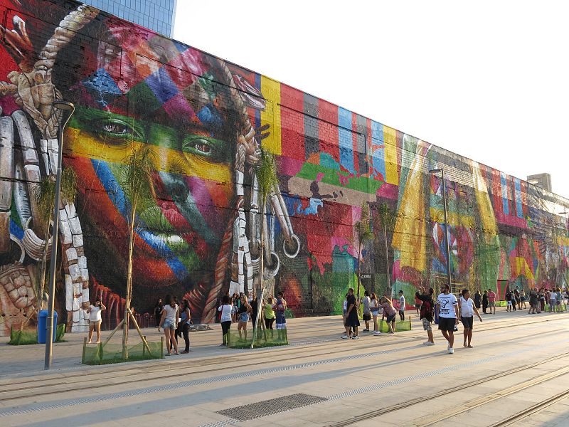 El artista callejero Eduardo Kobra es el autor del mural más grande y espectacular del Boulevard Olímpico.