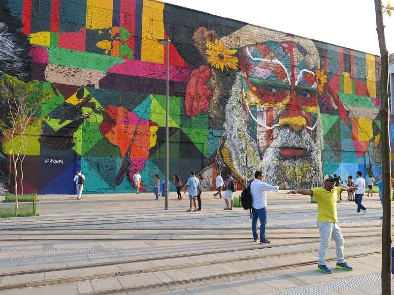 Es, sin duda, la parte más fotografiada del Boulevard Olímpico. Todo el mundo quiere su foto con el mural de Kobra.