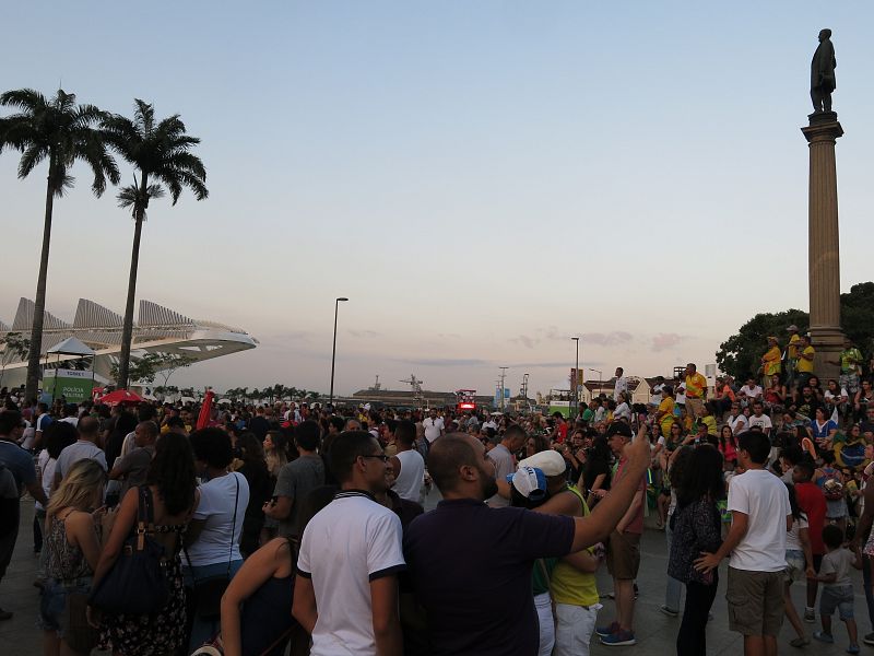 Cientos de brasileños congregados en la plaza Mauá, donde está instalada la pantalla gigante de los Juegos y que tiene como nuevo referente el moderno museo de la Armada.