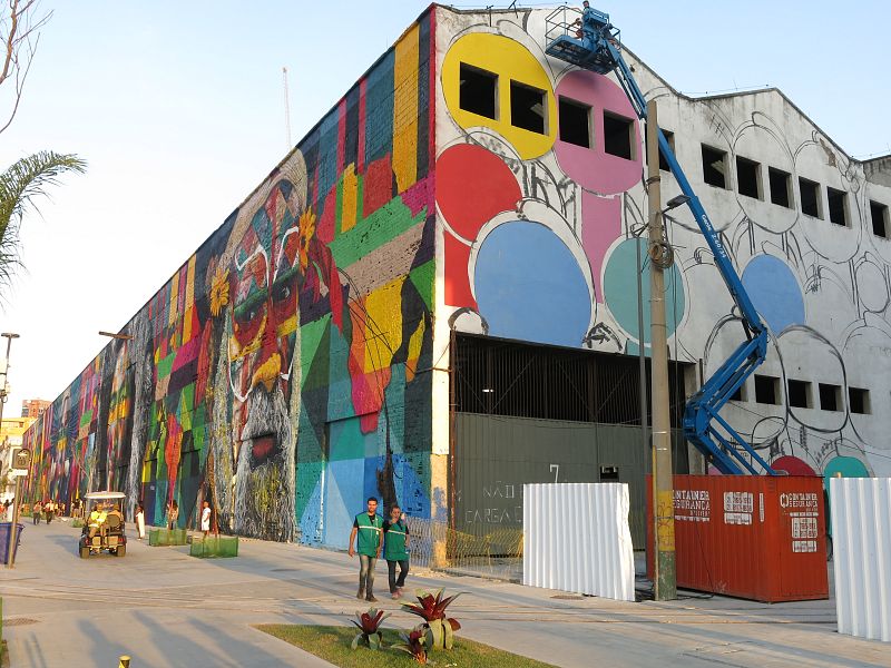 Los murales todavía están en proceso de finalización.