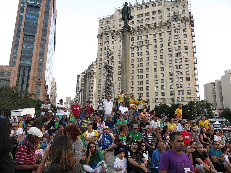 Los seguidores de Brasil, siguiendo el partido de su selección.