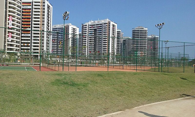 La villa dispone de varias pistas de tenis, de cemento y de tierra batida.