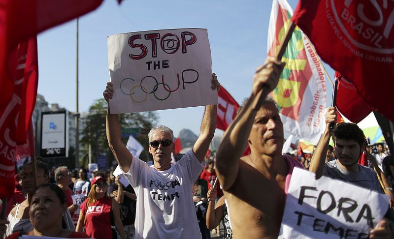 Defensores de Dilma Rousseff se manifiestan en Copacaba antes de la inauguración