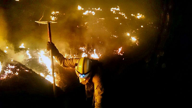 El fuego que afecta a La Palma no ha llegado a las casas de Montes de Luna y Tigalate