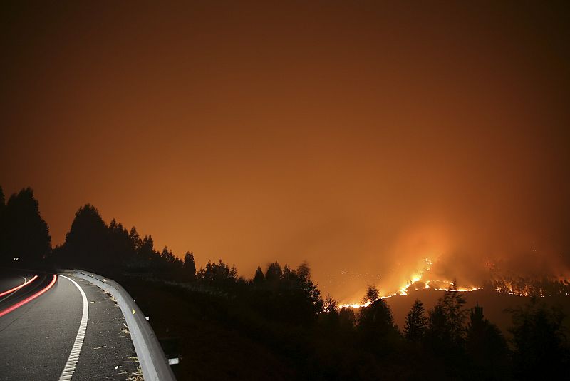 Incendio originado en la tarde de ayer lunes en Cotobade, Pontevedra