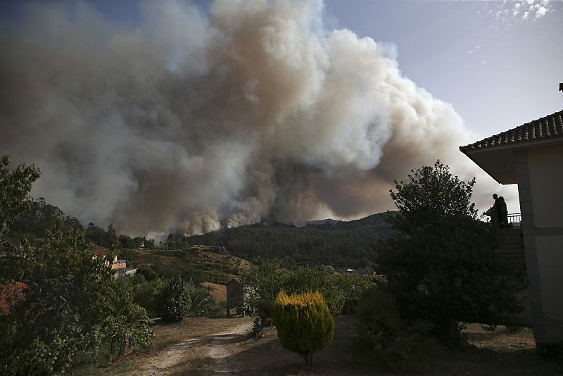 Activos los incendios originados en Cotobade y Caladas de Reis, Pontevedra.