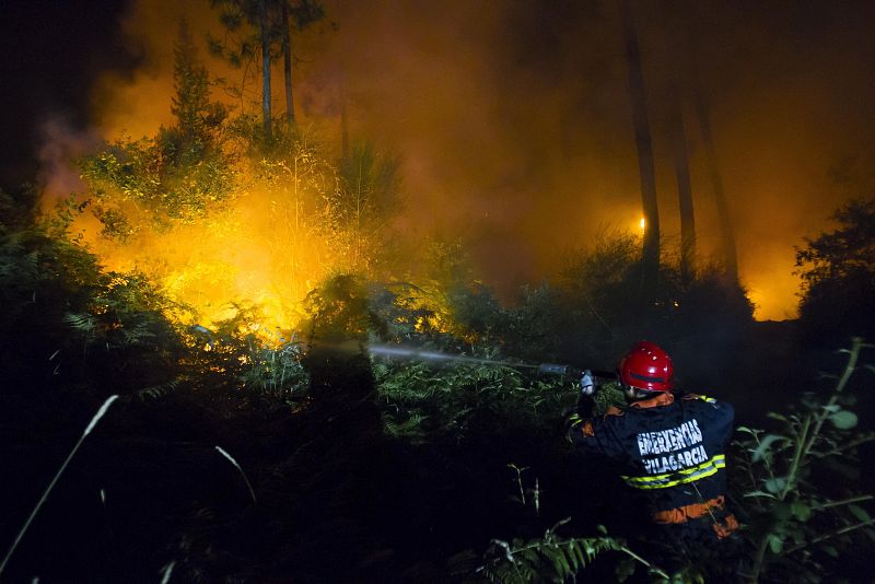 Operarios de Protección Civil en Vilagarcía luchan contra el incendio forestal declarado en Castrogudín