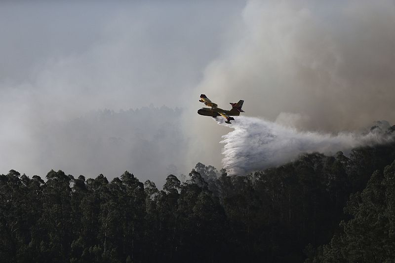 Un hidroavión trabaja en las labores de extinción de los incendios en Cotobade y Caldas de Reis