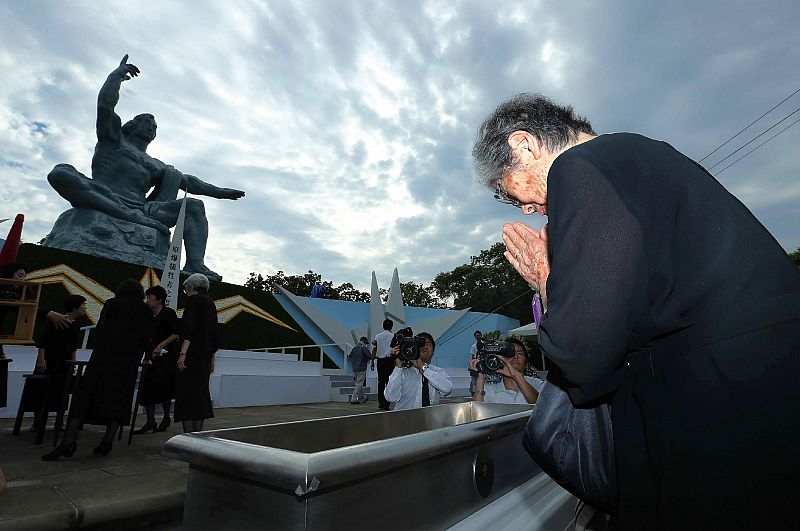 Asistentes rezan por las víctimas de la bomba atómica de Nagasaki en un acto conmemorativo del ataque