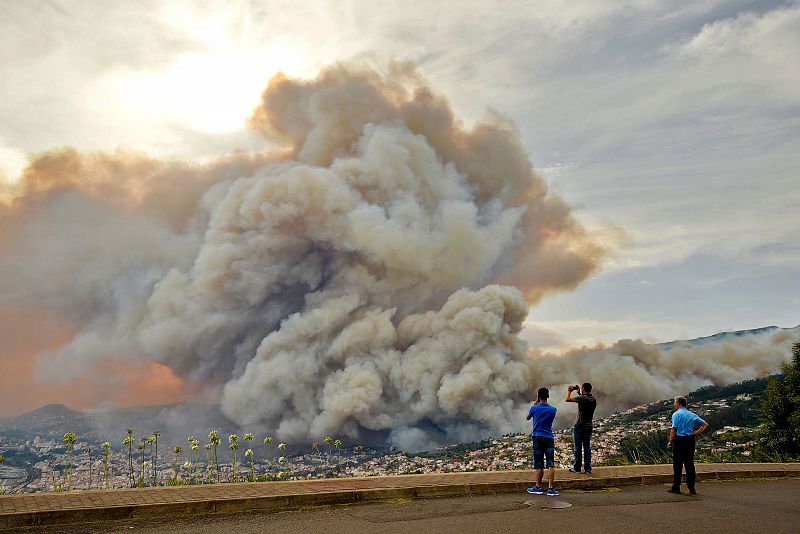 Vistas del humo que se levanta en el cielo de Funchal