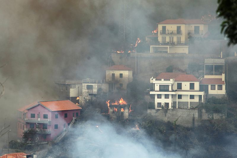 Casas en llamas en el pueblo de Sitio de Curral dos Romeiros