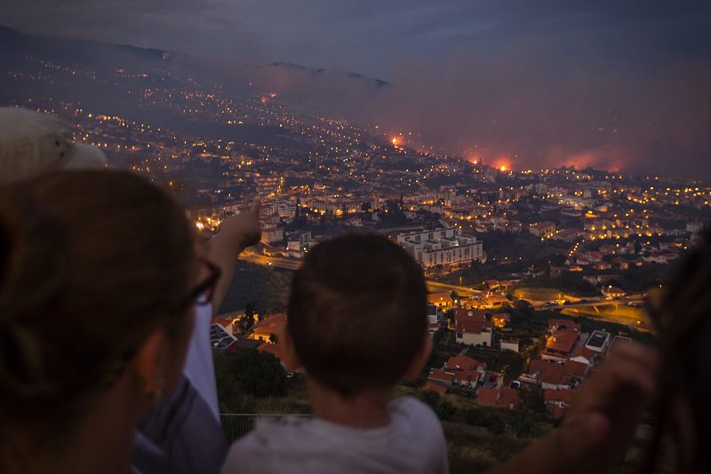 Un grupo de personas observa el incendio en Funchal, Portugal