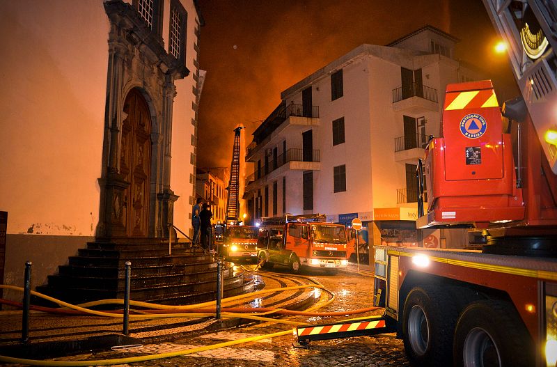 El cuerpo de bomberos trabaja para estabilizar y acabar con las llamas del incendio forestal