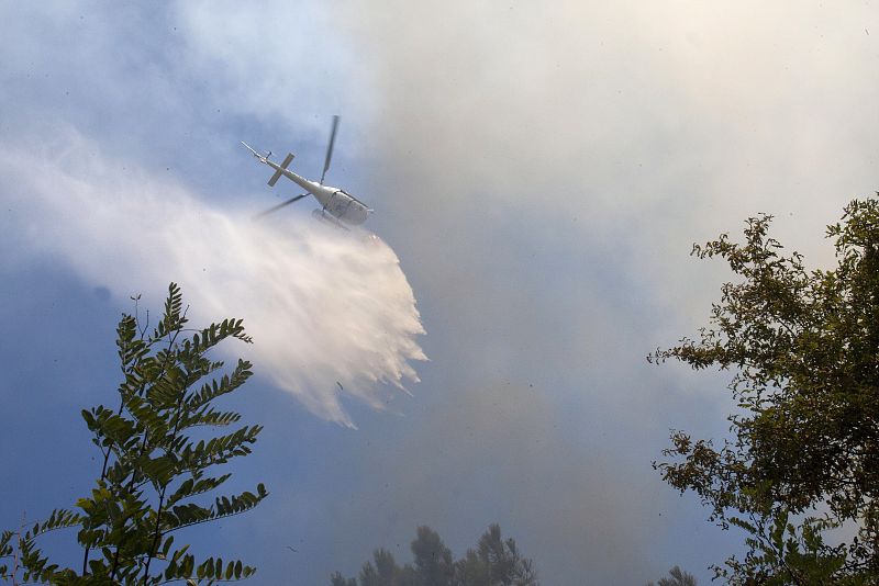 Un helicóptero en la zona de Aranza durante las labores de extinción en Soutomaior, en Pontevedra