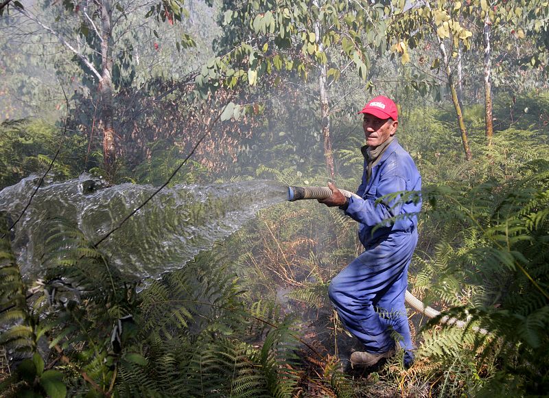 Los vecinos participan en las tareas de extinción del incendio que se encuentra en nivel 2