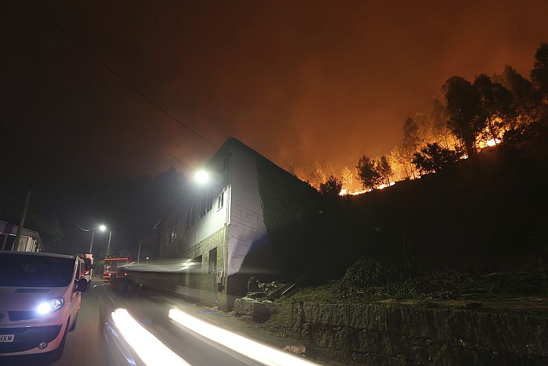 Los efectivos trabajan para apagar las llamas que superan las 20 hectáreas