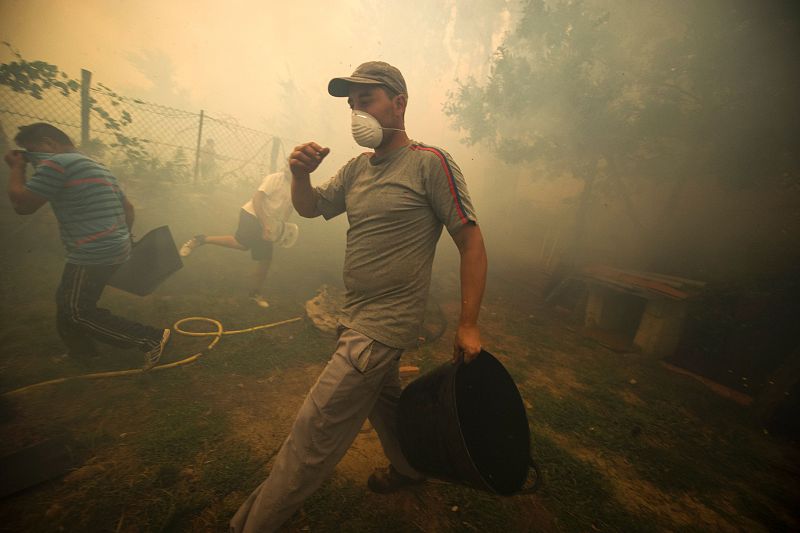 Vecinos de As Neves, en Pontevedra, intentan apagar el fuego