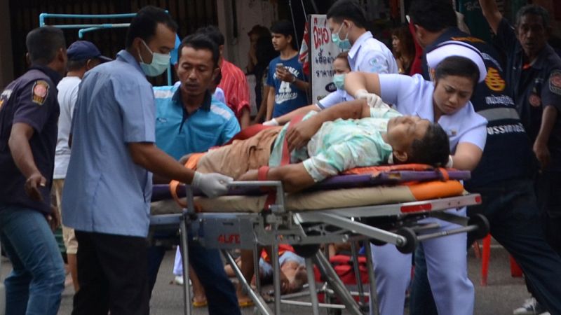 Personal sanitario atiende a un herido en una explosión en Trang, Tailandia