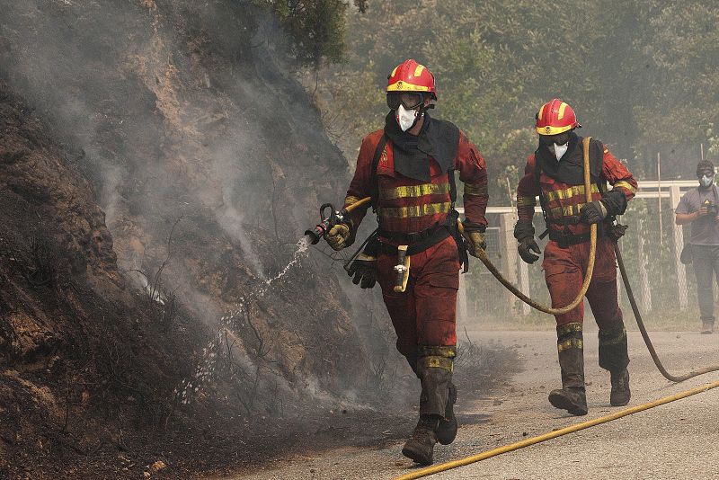 Efectivos de la UME durante las labores de extinción en la zona de las casas de Sela