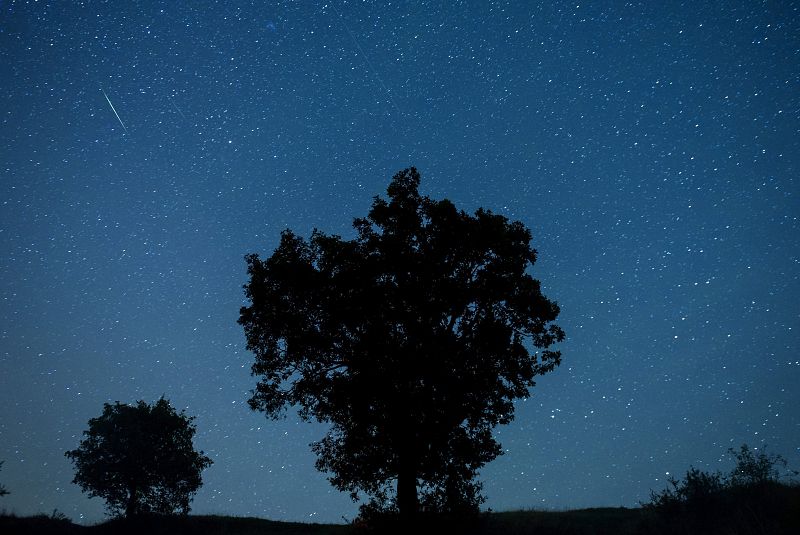 Lluvia de estrellas sobre Holloko, un pueblo de montaña en Hungría