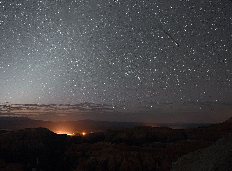 Una Perseida cruza el cielo sobre el Parque Nacional de Bryce Canyon