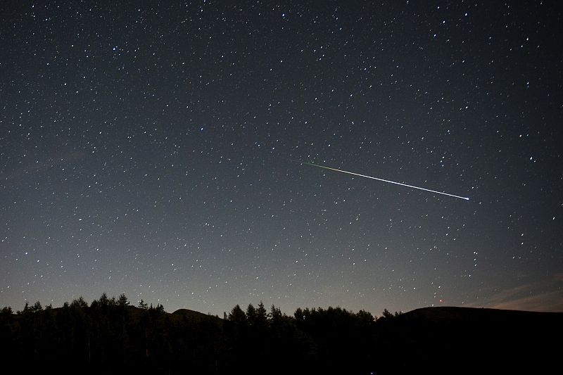 Una Perseida atraviesa el cielo sobre la localidad cántabra de San Miguel de Aguayo