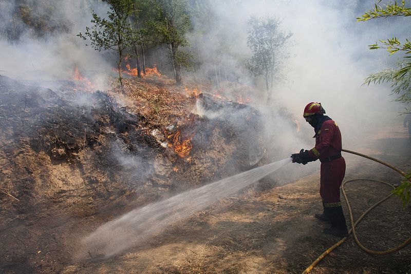Los incendios que amenazan a núcleos de población se reducen a dos en Galicia