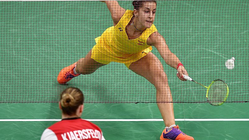 La española Carolina Marín juega con Line Kjaersfeldt en bádminton femenino individual / AFP PHOTO / Ed JONES