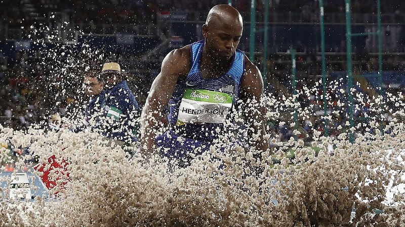 Jeff Henderson (EEUU) en el salto de longitud en Río 2016. AFP PHOTO / Adrian DENNIS