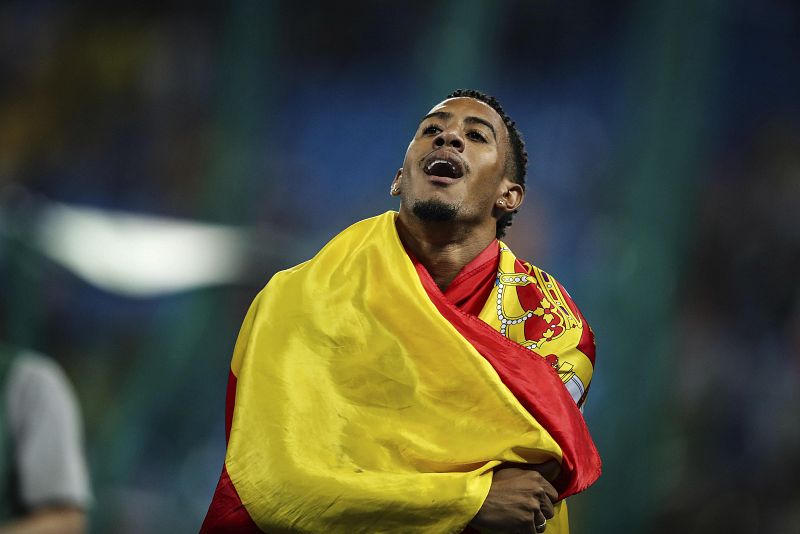 El atleta español Orlando Ortega celebra la segunda posición en la prueba de 110 m vallas.