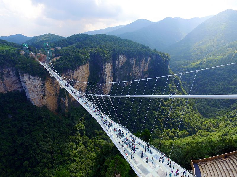 El puente de cristal más largo y alto del mundo está en China