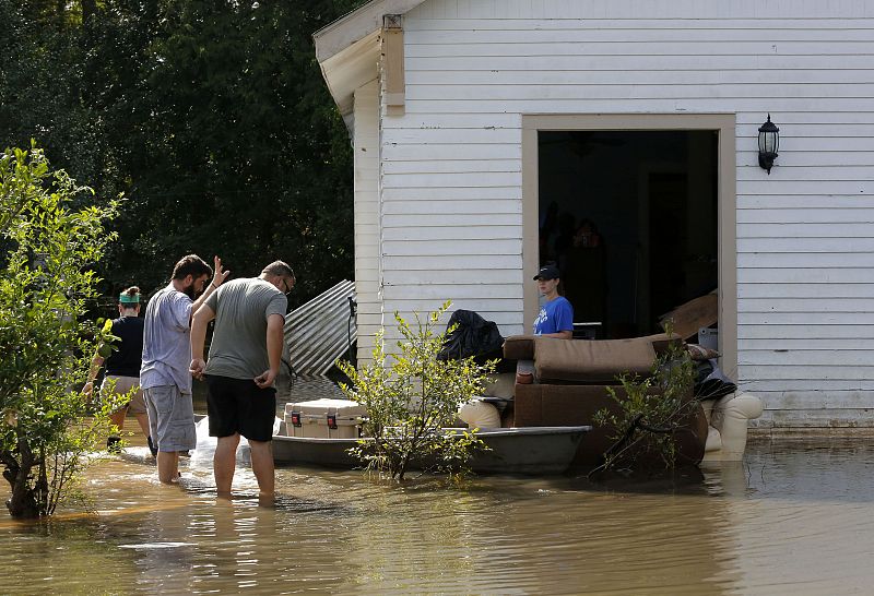 Al menos 70.000 personas se han inscrito como afectados de las inundaciones para recibir ayudas del Gobierno federal.