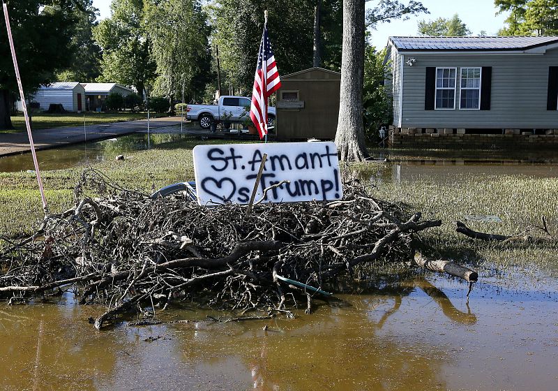 "St. Amant ama a Trump" se lee en un carta de esta localidad de Luisiana. El candidato republicano, que realizó una visita rápida a las zonas inundadas ha criticado que Obama no interrumpiera sus vacaciones para interesarse por los afectados.