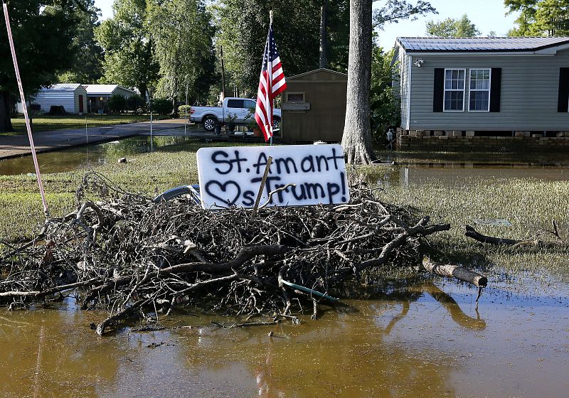 "St. Amant ama a Trump" se lee en un carta de esta localidad de Luisiana. El candidato republicano, que realizó una visita rápida a las zonas inundadas ha criticado que Obama no interrumpiera sus vacaciones para interesarse por los afectados.