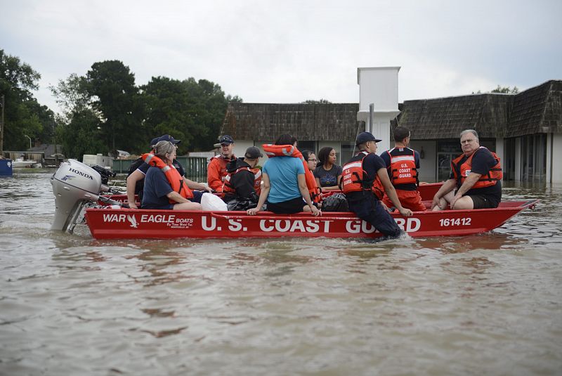 Varios guardacostas rescatan a varios residentes en Baton Rouge.