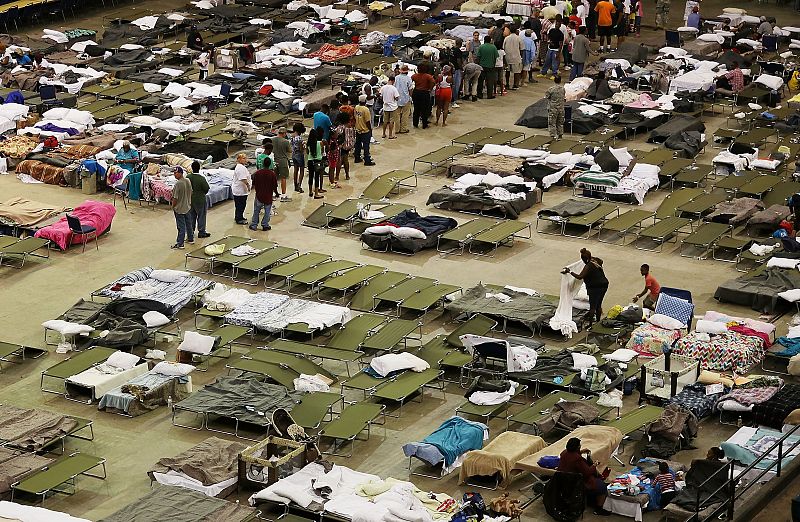 Miles de personas buscan refugio en un polideportivo tras ser evacuados por las inundaciones.