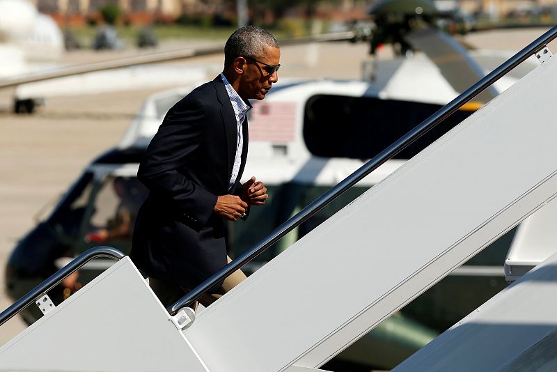 Barack Obama embarca en el Air Force One rumbo a Luisiana, tras haber recibido críticas por no interrumpir sus vacaciones para realizar antes esta visita.