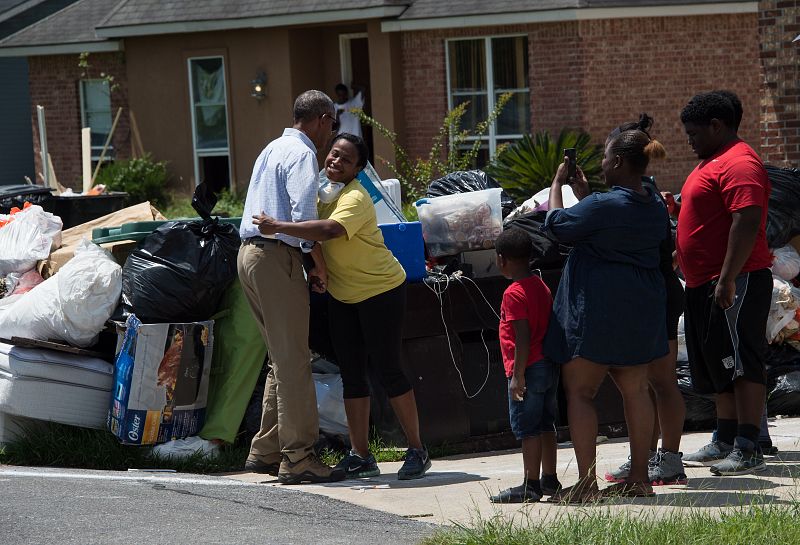 Obama charla con los residentes en Zachary tras las inundaciones