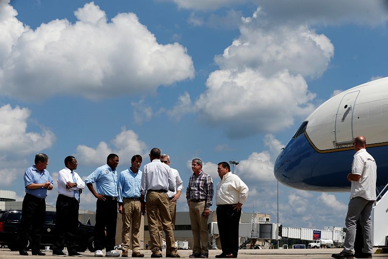 Obama conversa con las autoridades locales tras aterrizar en el aeropuerto de Baton-Rouge, la capital de Luisiana