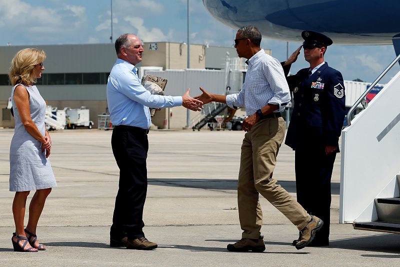 El gobernador de Luisiana, John Bel Edwards, y su mujer Donna reciben al presidente oBama tras bajar del Air Force One en Baton Rouge