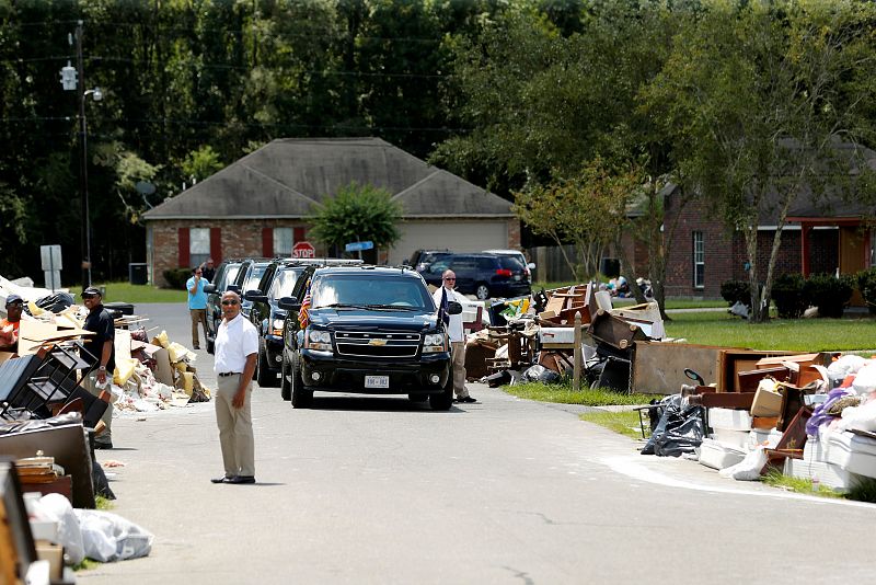 Obama observa los daños causados en el vecindario que ha recorrido este martes