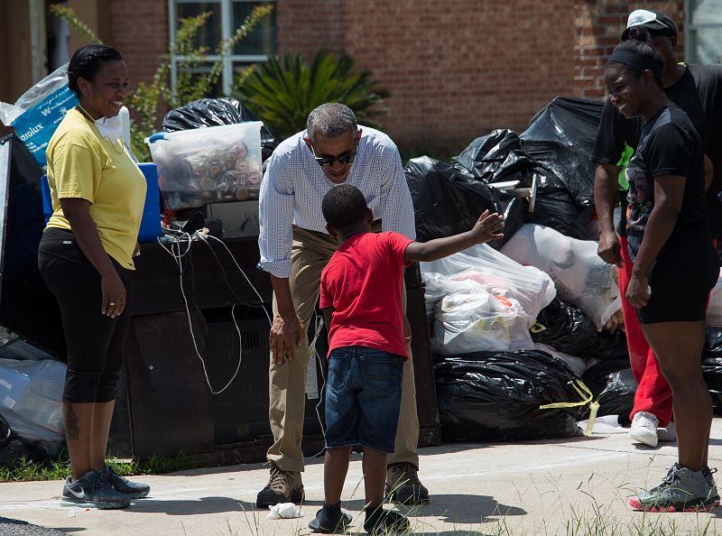 Obama charla con un niño en Zachary